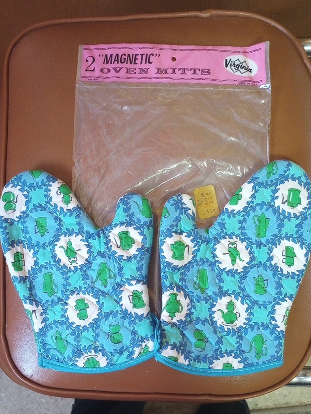 Virginia Vintage Retro Colorful Oven Mitts. Blue Green Aqua White. Open Package